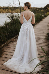 Beautiful White V-Neck Spaghetti strap A-Line Sleeveless Sweep Train Tulle Wedding Dresses With Appliques